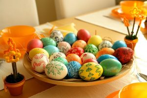 Painting eggs using wax