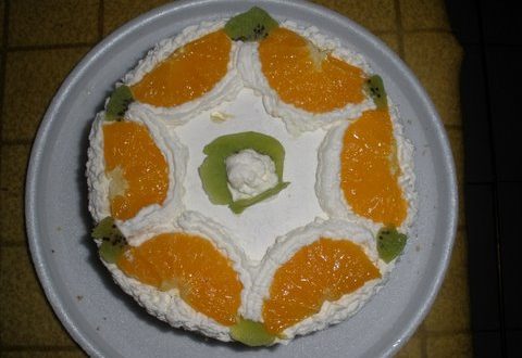 Kiss cake with oranges and cream